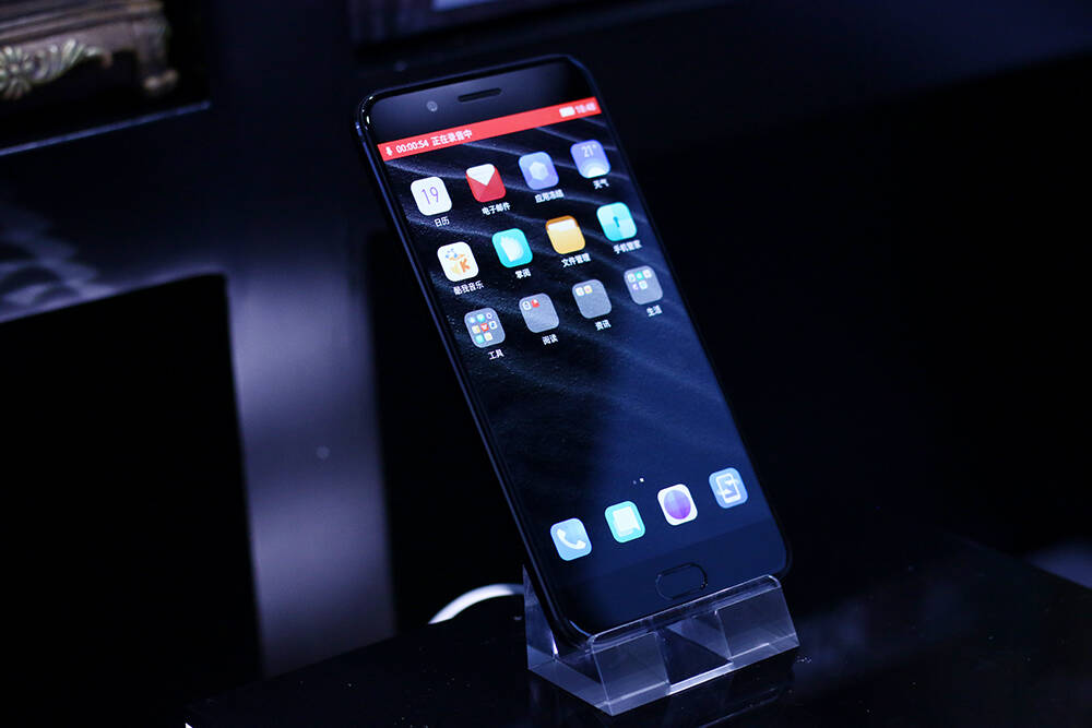 yota3双面屏手机实拍:后置5.2英寸墨水屏