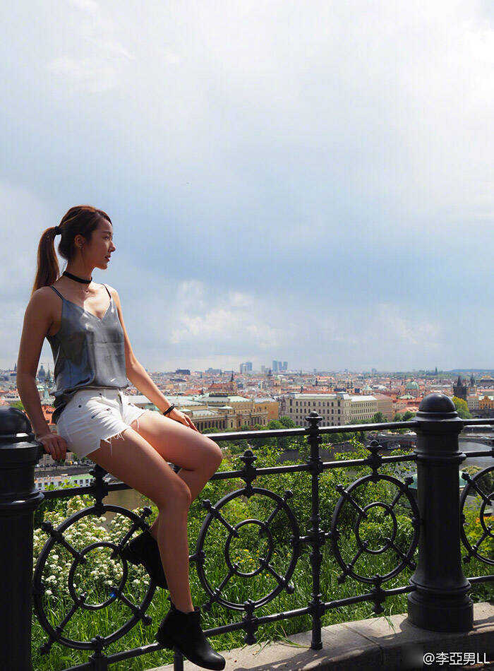 王祖蓝娇妻李亚男活力登山 身材匀称大秀美腿