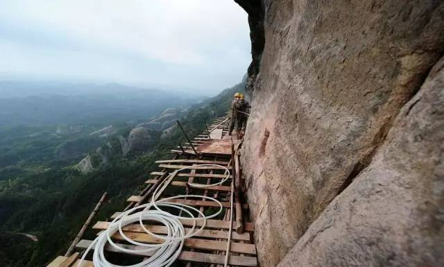 风光无限的玻璃栈道 背后让国人心酸