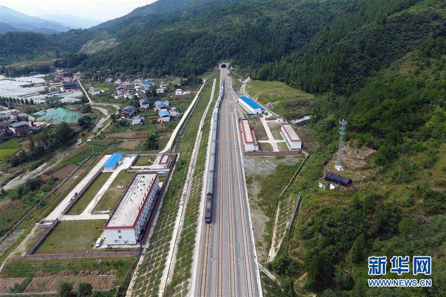兰渝铁路全线通车运营(组图)