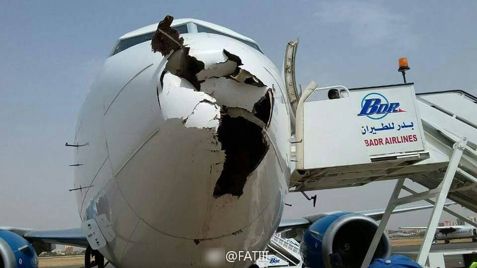 飞机机鼻被鸟撞出一个大洞