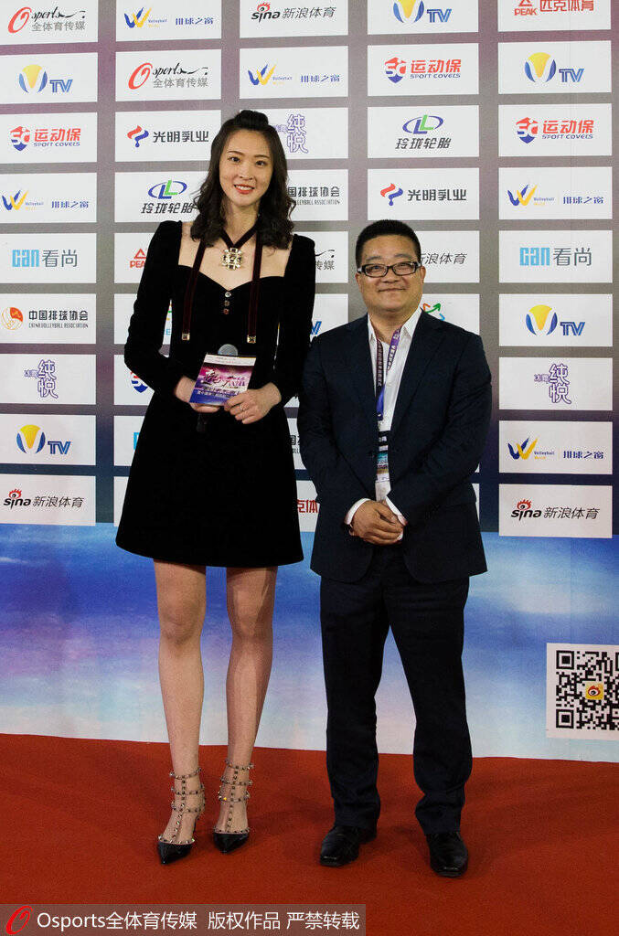 排球联赛颁奖礼 惠若琪秀美腿张常宁如仙女