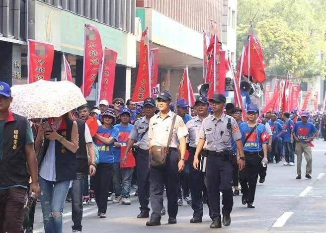 台湾统派手持五星红旗 庆祝国庆