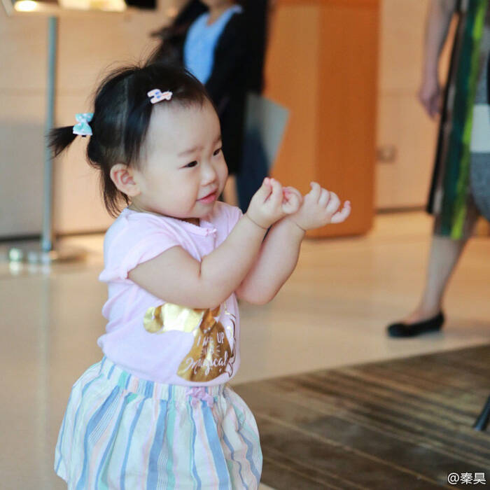 秦昊晒小米粒萌照 眯眼啃脚丫可爱满分