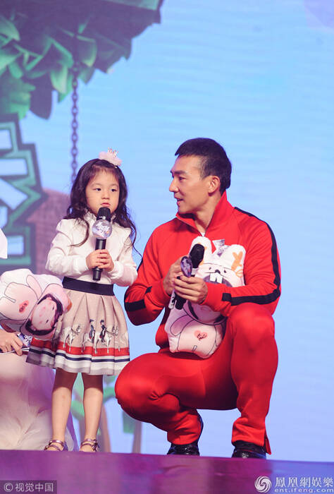 小泡芙与爸爸同台演唱