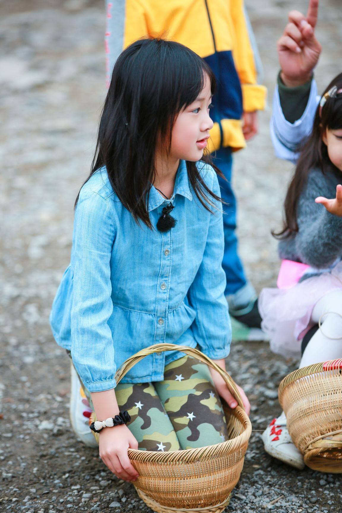 吴尊家小公主neinei化身旋风少女,克服困难搬南瓜