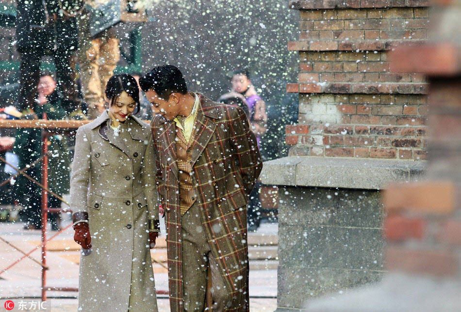 佟大为郑爽拍戏雪中玩浪漫 深情对视cp感满满