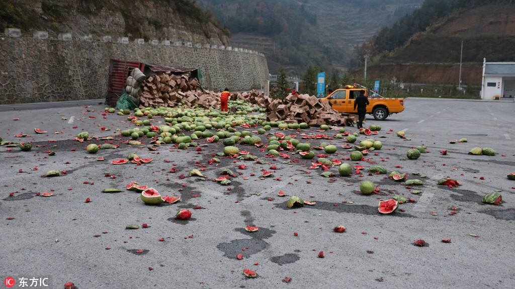 货车侧翻 32吨西瓜碎了一地
