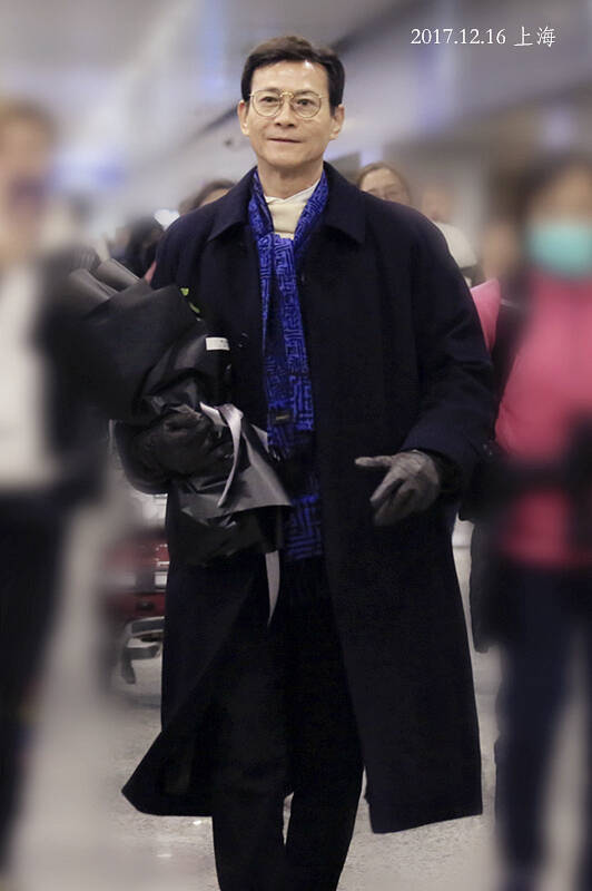 年近70岁的郑少秋现身机场