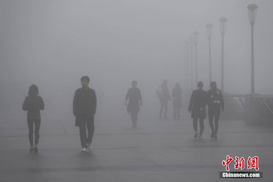 上海大雾弥漫 部分地区出现强浓雾_手机凤凰网