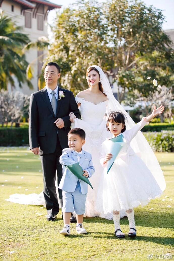 1月14日,演员吕晓霖在个人社交平台晒出篮球美女主播徐小溢的结婚照