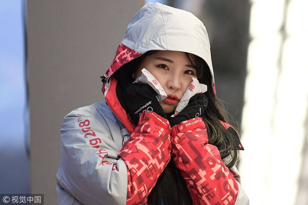 1/5 2018年2月9日,韩国,2018平昌冬奥会开幕日,天气严寒,美女志愿者"