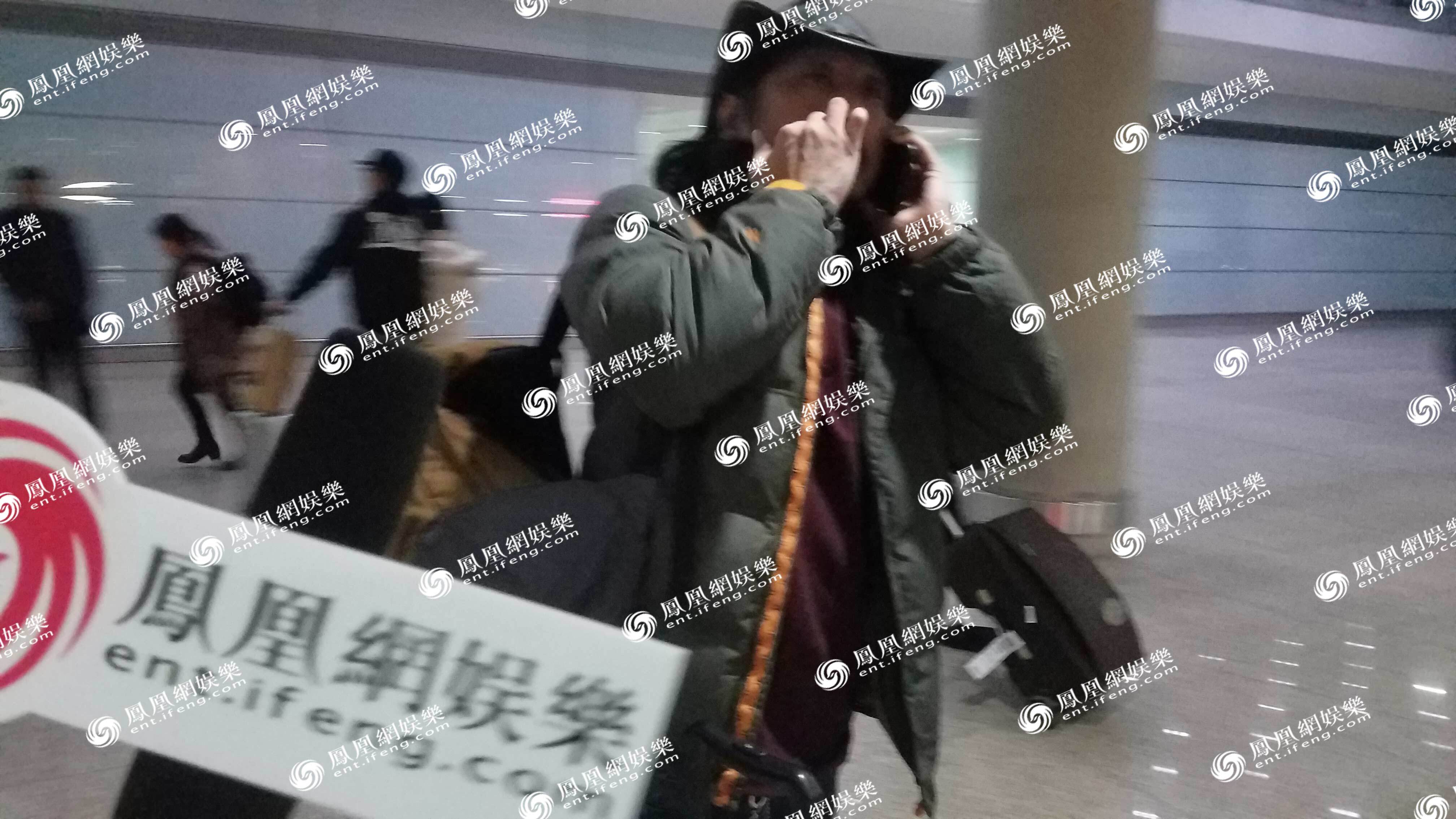 [独家]张杨导演“风波”后返京 手机响不停_手机凤凰网
