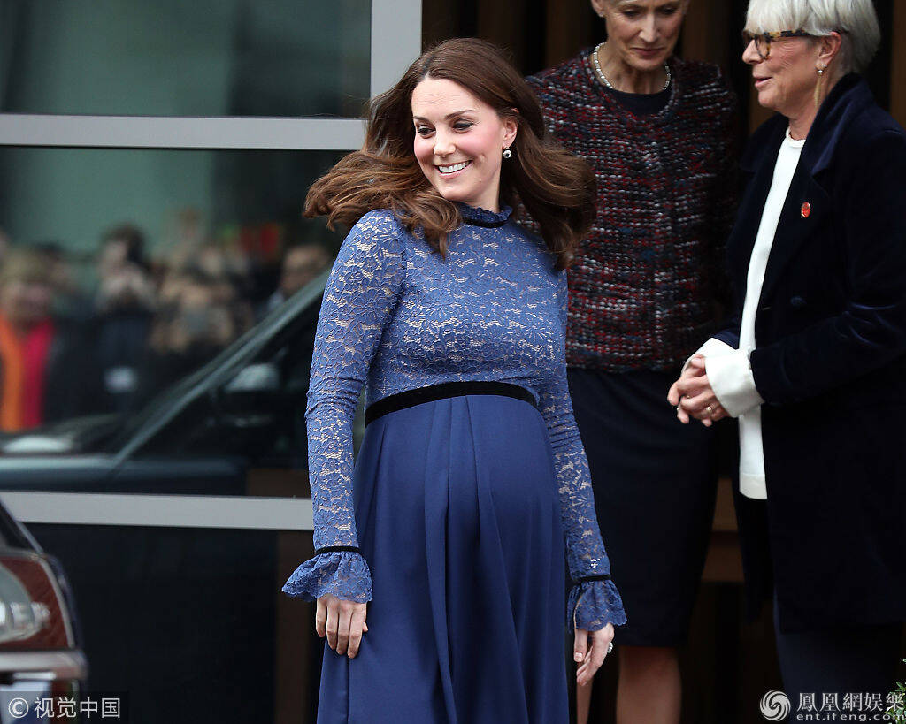 凯特王妃(duchess of cambridge)身穿蓝色蕾丝裙出席活动,她已经怀孕