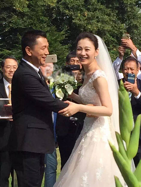 李小冉与老公一同现身大秀恩爱 二人甜蜜牵手笑容满面