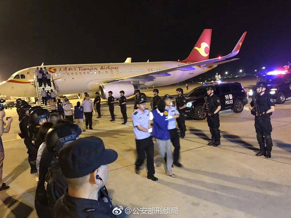 警方包机押送上百犯罪嫌疑人回国一幕_手机凤凰网