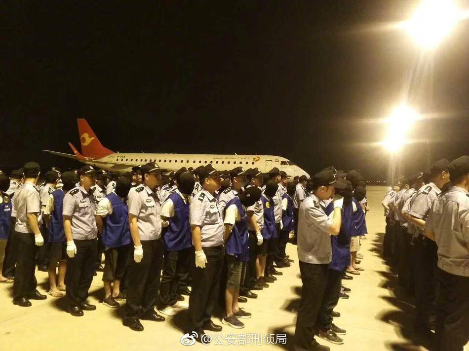 警方包机押送上百犯罪嫌疑人回国一幕_手机凤凰网