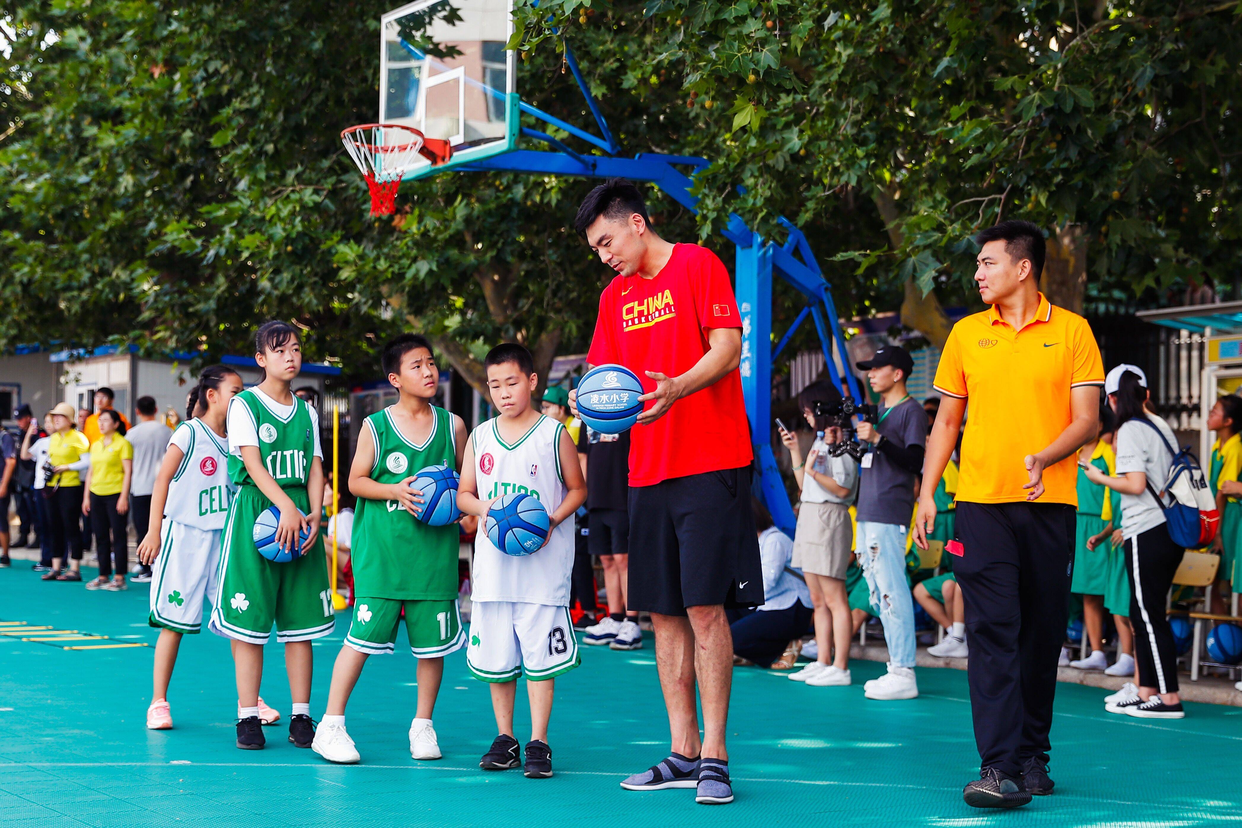 姚明携中美球星进校园做公益传播篮球快乐
