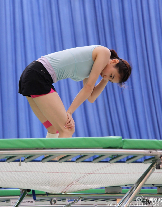 何雯娜身穿训练服侧卧在垫子上,她忍不住自我调侃道:"你看不见我".