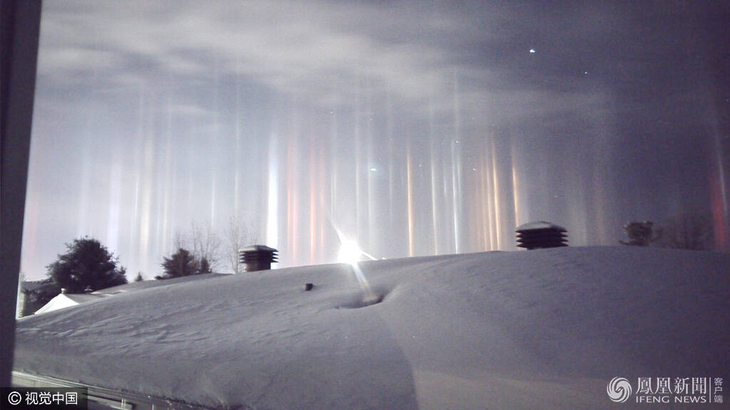 加拿大上空现五彩光柱