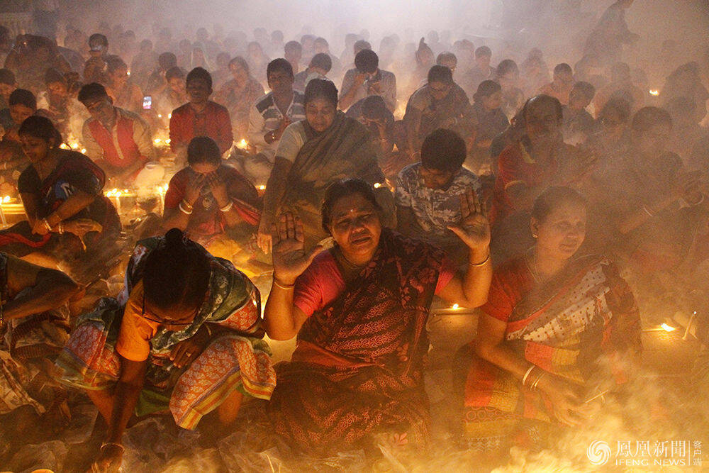 1/5 当地时间2017年11月4日,孟加拉国达卡,成千印度教信徒聚集在神庙