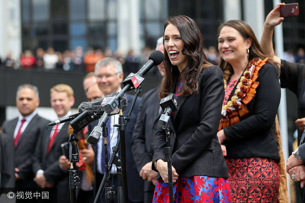 新西兰"80后"女总理宣誓就职