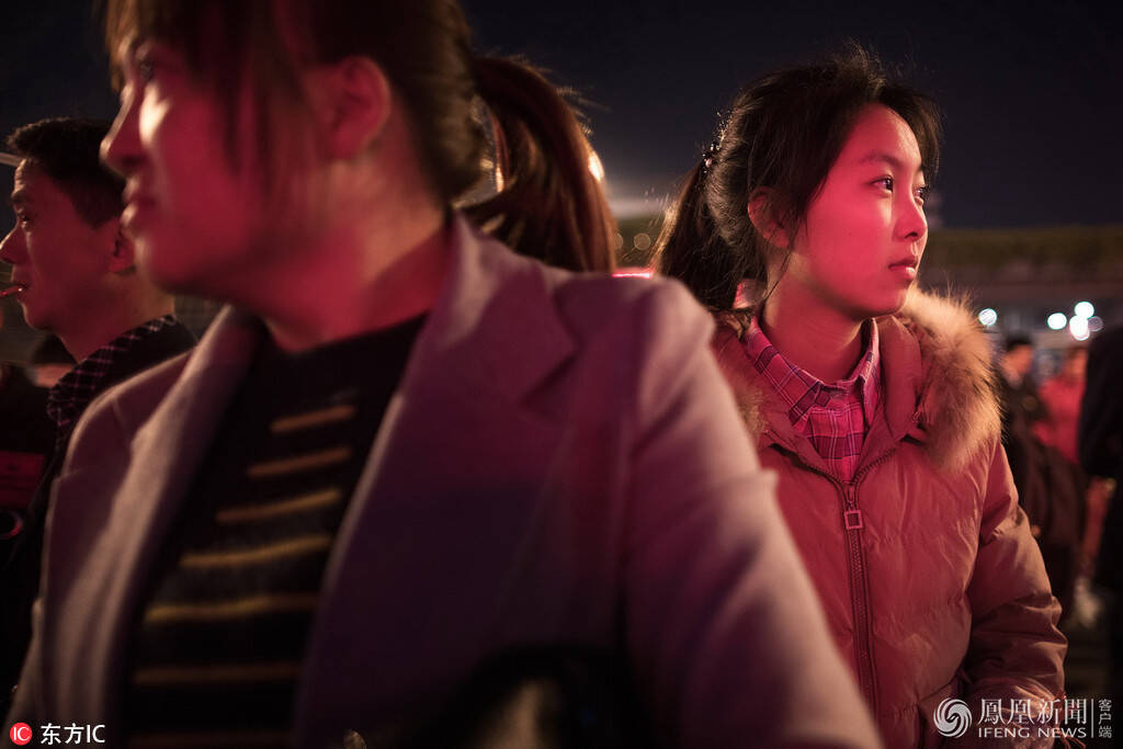 广州火车站凌晨等待回家的人