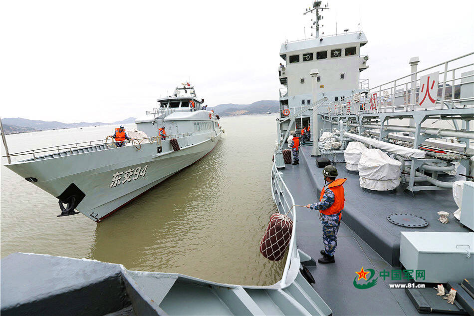 1/11 2月18日至22日,东海舰队某勤务船大队组织船艇前往东海某海域