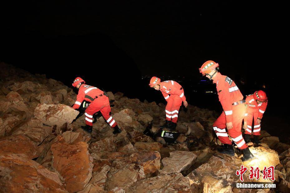 武警浙江省总队开展夜间山体滑坡救援演练手机凤凰网 0514