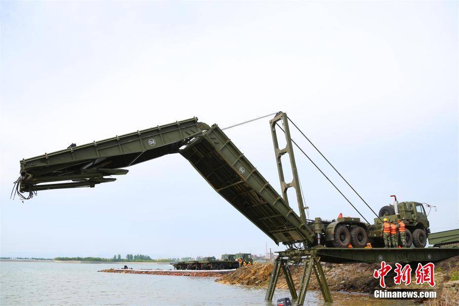 1/6 5月26日,2017年湖北省防汛抗旱军地联合演练在湖北荆门市漳河水库