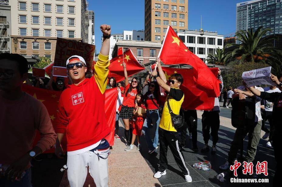 数百华人自发在美国游行_手机凤凰网