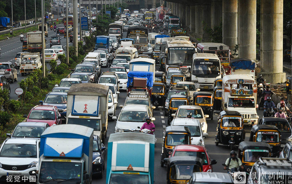 印度:7米高神像被堵桥下