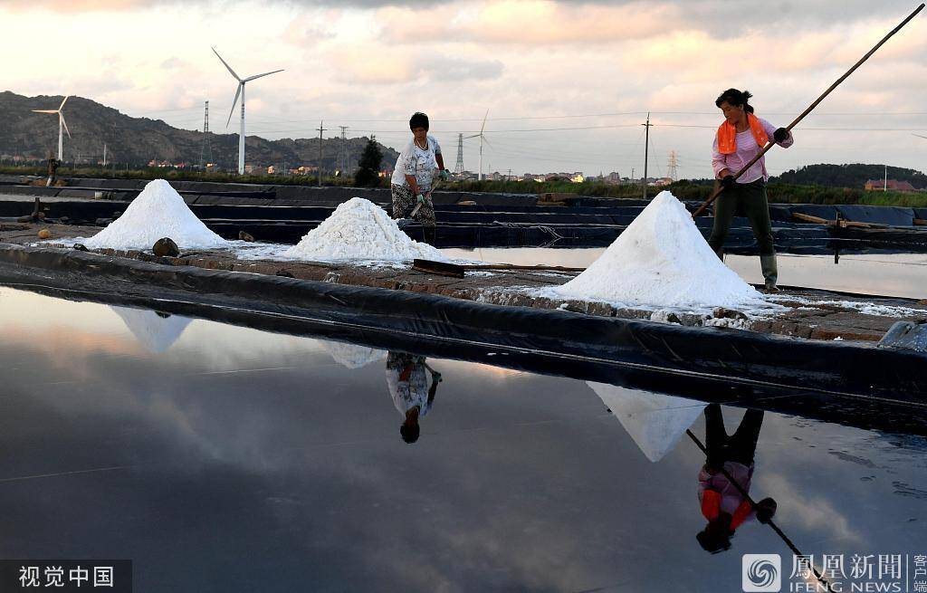 莆田盐场采用日晒制盐法,纯手工晒盐,盐场面积近150