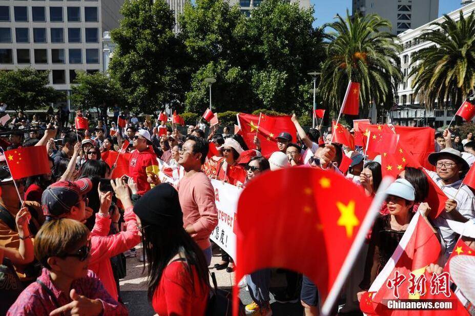 数百华人自发在美国游行_手机凤凰网
