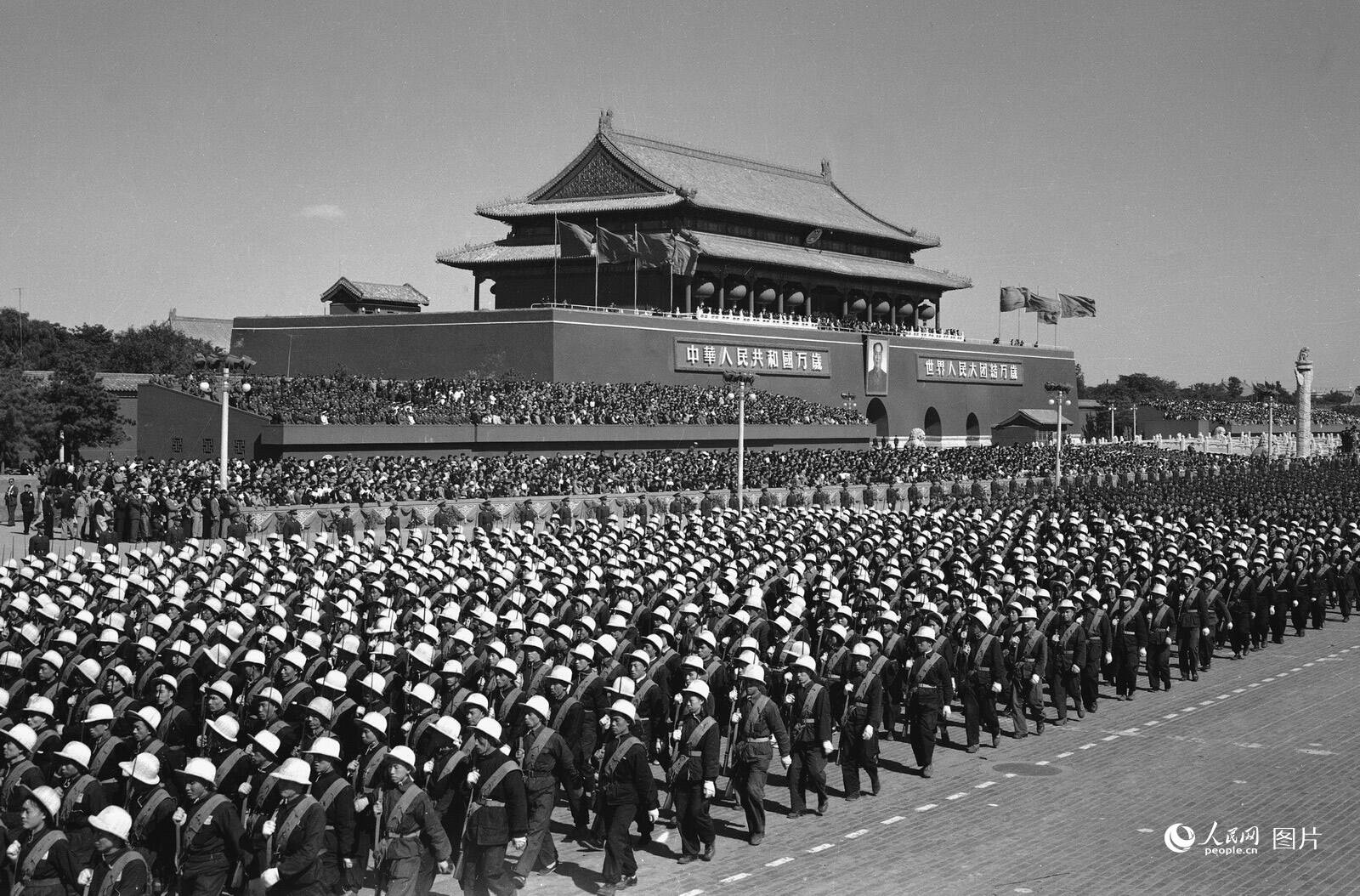 1949年10月1日,中华人民共和国开国大典在首都北京天安门广场举行