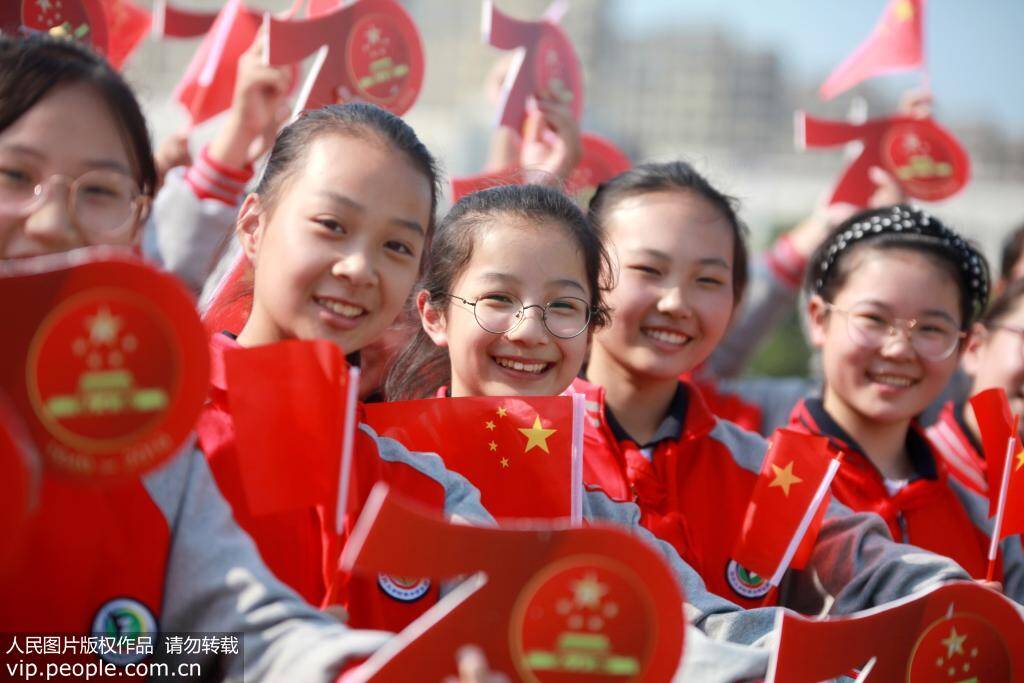 组织学生与国旗合影,歌唱祖国,绘制赞美祖国的绘画长卷等形式多样的