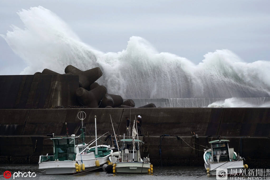 "年度风王"强悍来袭 日本海岸巨浪滔天