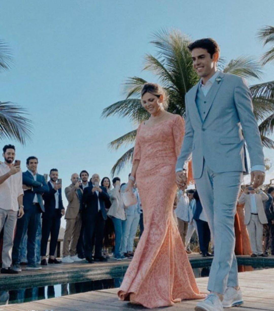 1/11 12月1日消息,今天,巴西球星卡卡与模特女友卡洛琳娜在巴西伊塔卡