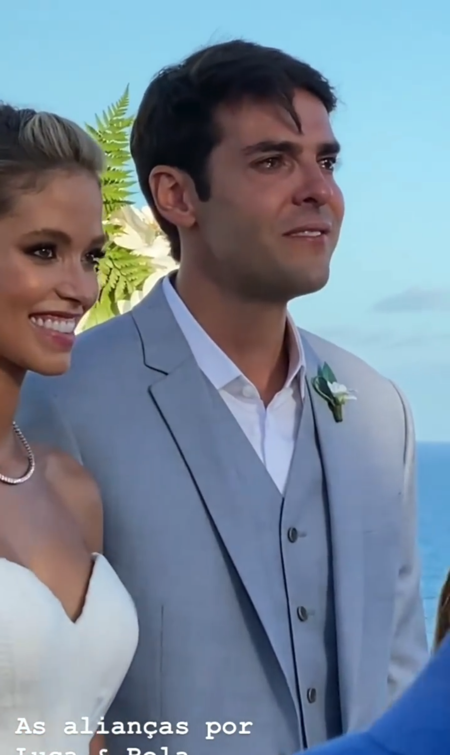 1/11 12月1日消息,今天,巴西球星卡卡与模特女友卡洛琳娜在巴西伊塔卡