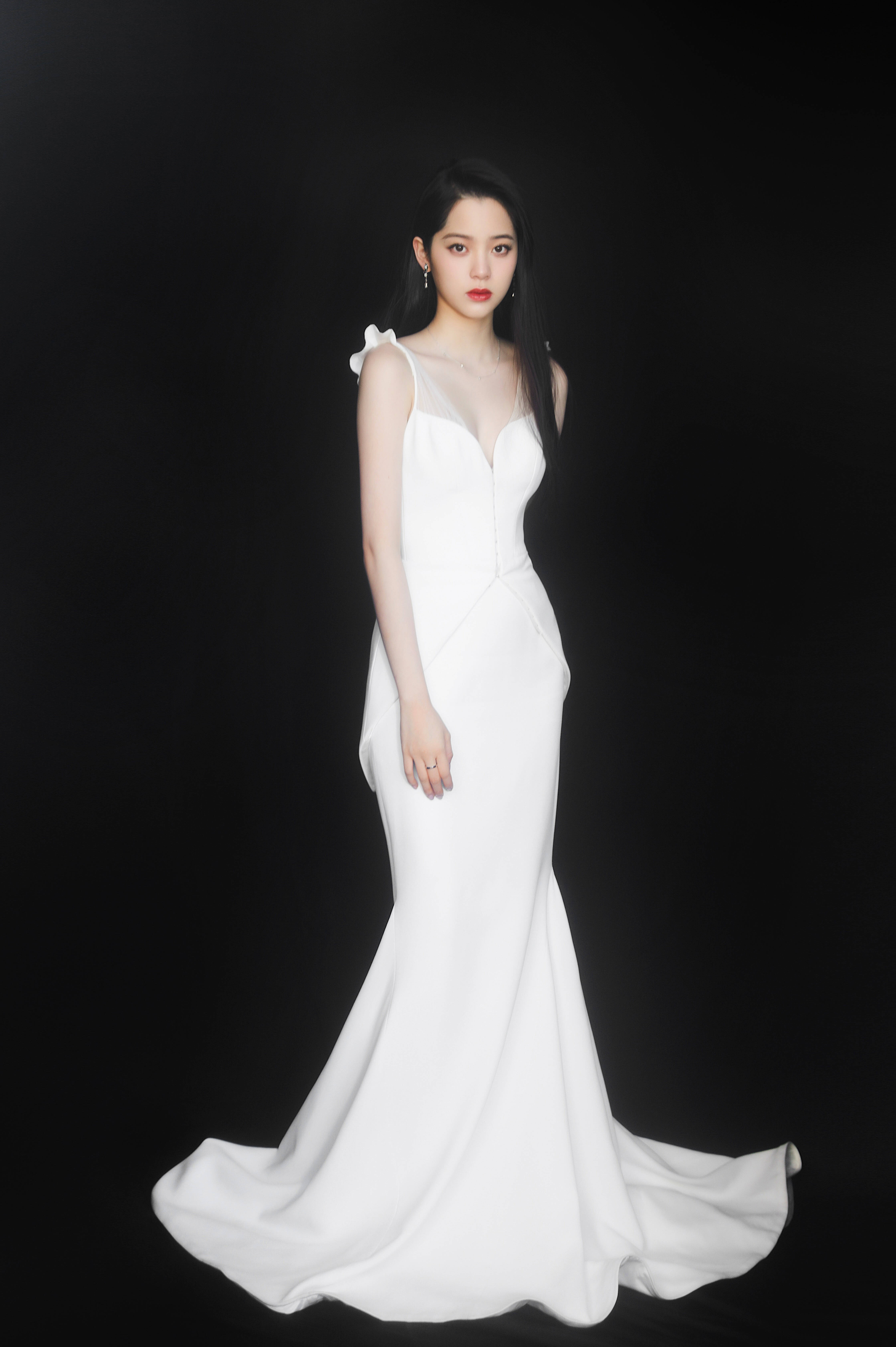 欧阳娜娜穿低胸晚礼服秀事业线 红唇妆容显妩媚魅力_手机凤凰网