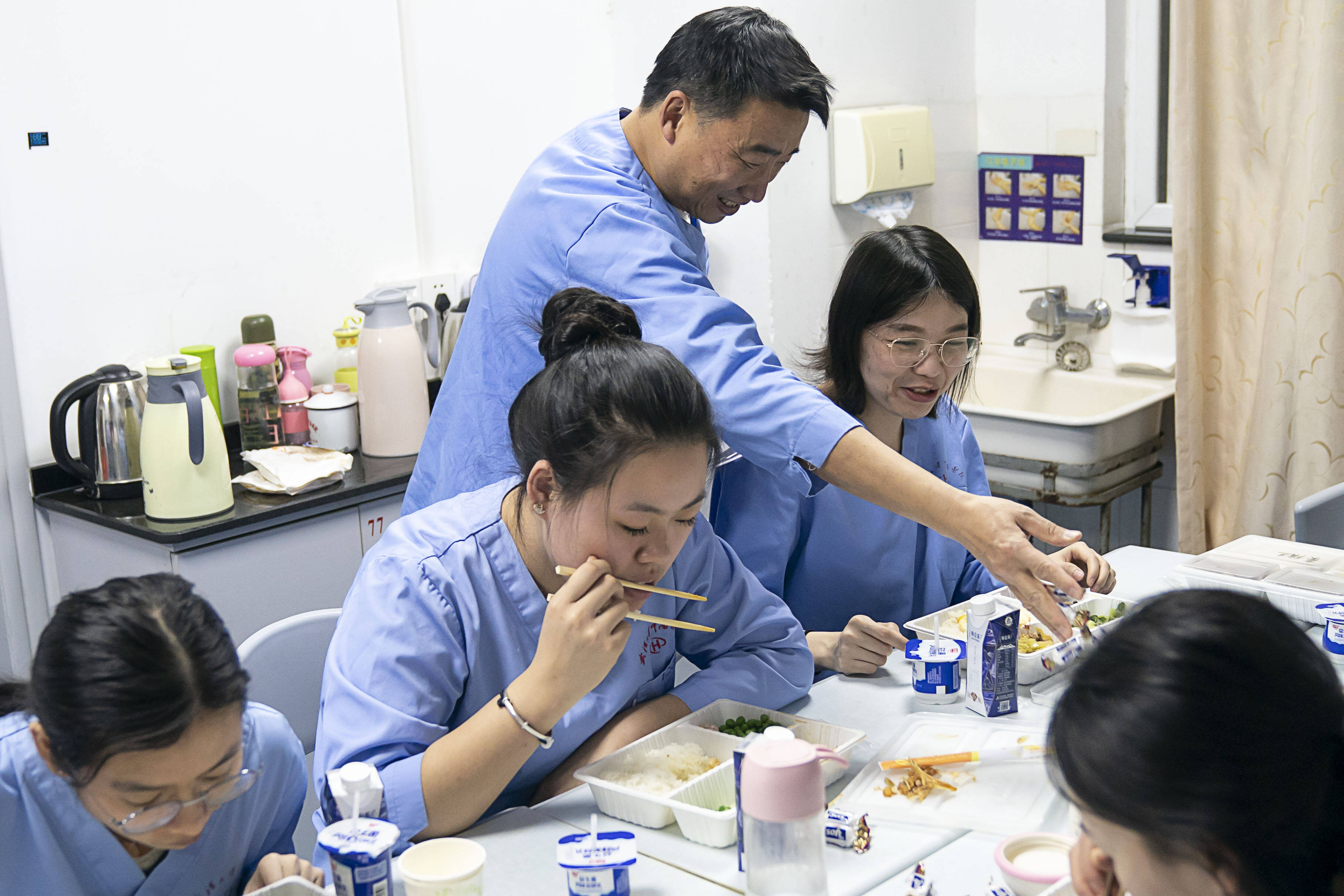 武汉:医护人员的年夜饭