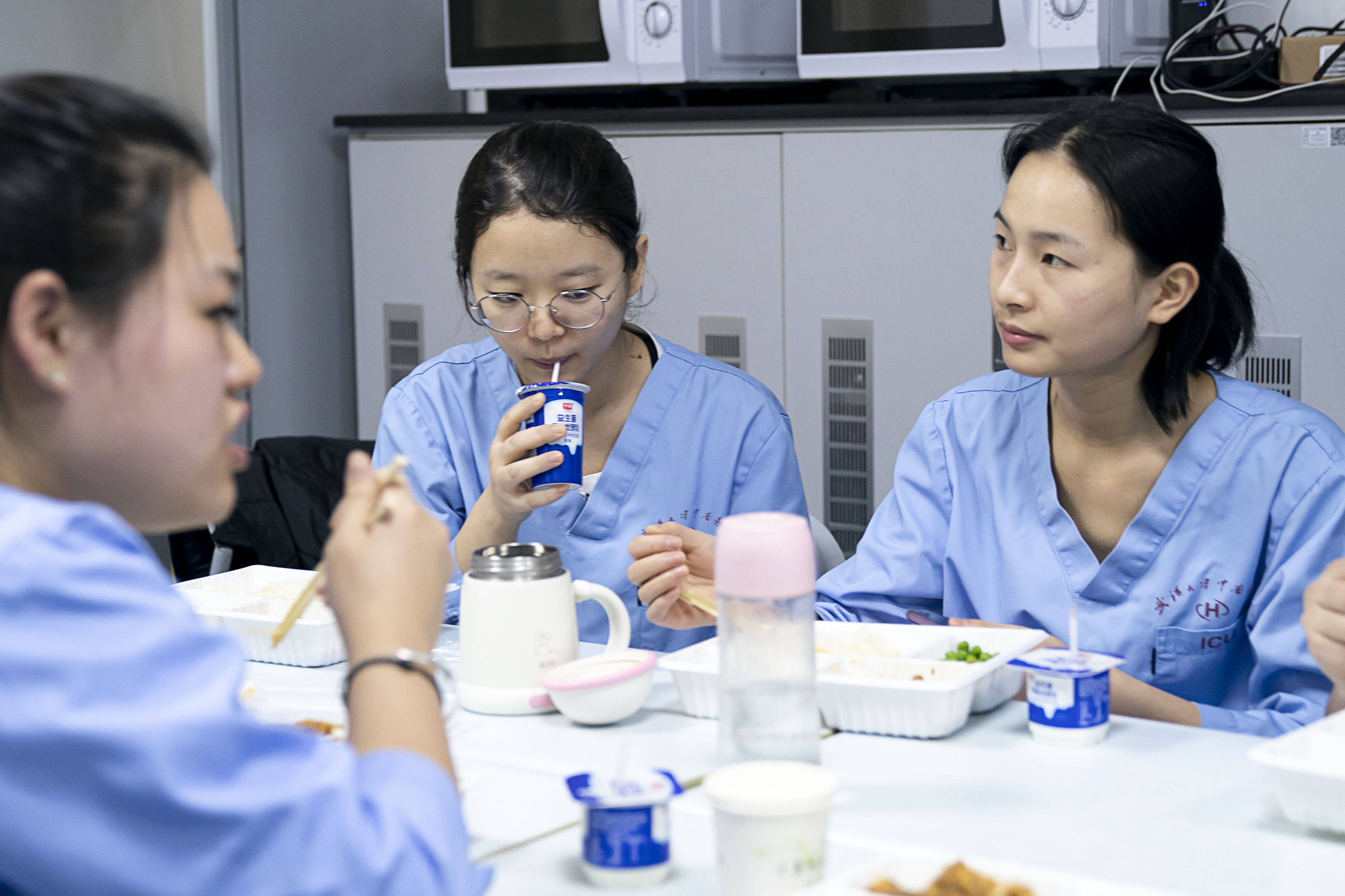 抗疫医护人员吃饭图片图片