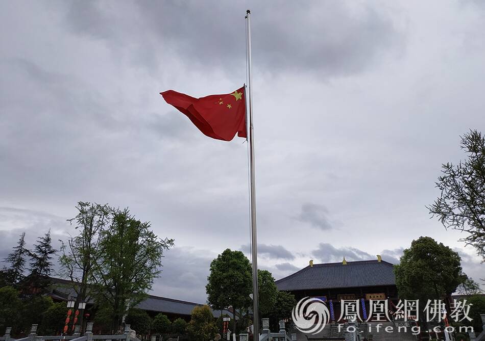 直击全国佛寺下半旗哀悼战疫烈士及逝世同胞
