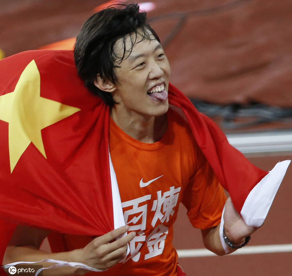 "白鹤亮翅"告别赛场 回顾张国伟花式庆祝