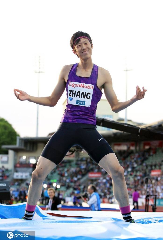 "白鹤亮翅"告别赛场 回顾张国伟花式庆祝