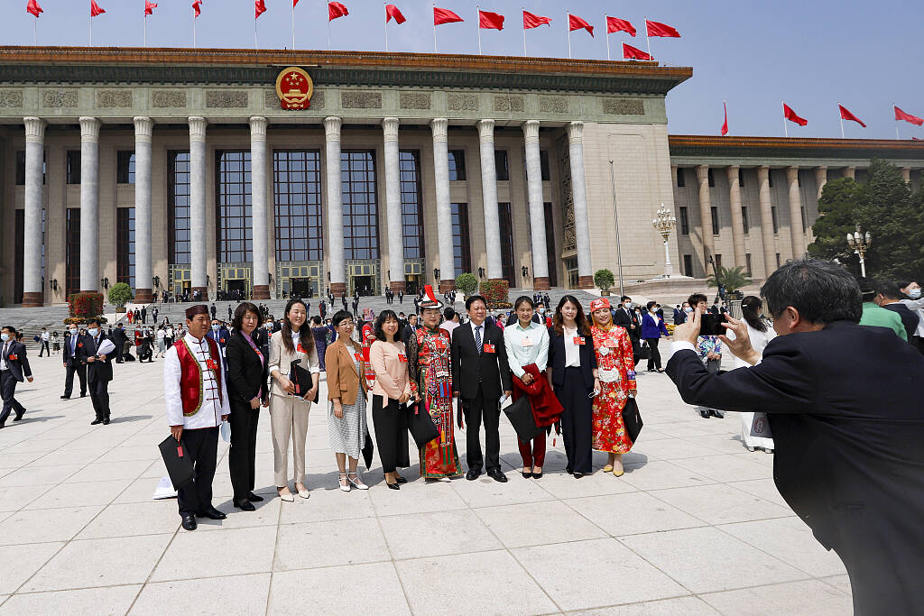 十三届全国人大三次会议在京开幕 人大代表合影留念