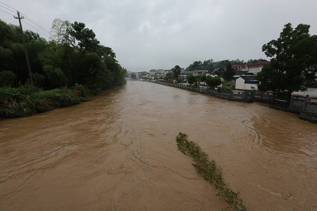 安徽宣城河水暴涨 民房进水农田被淹