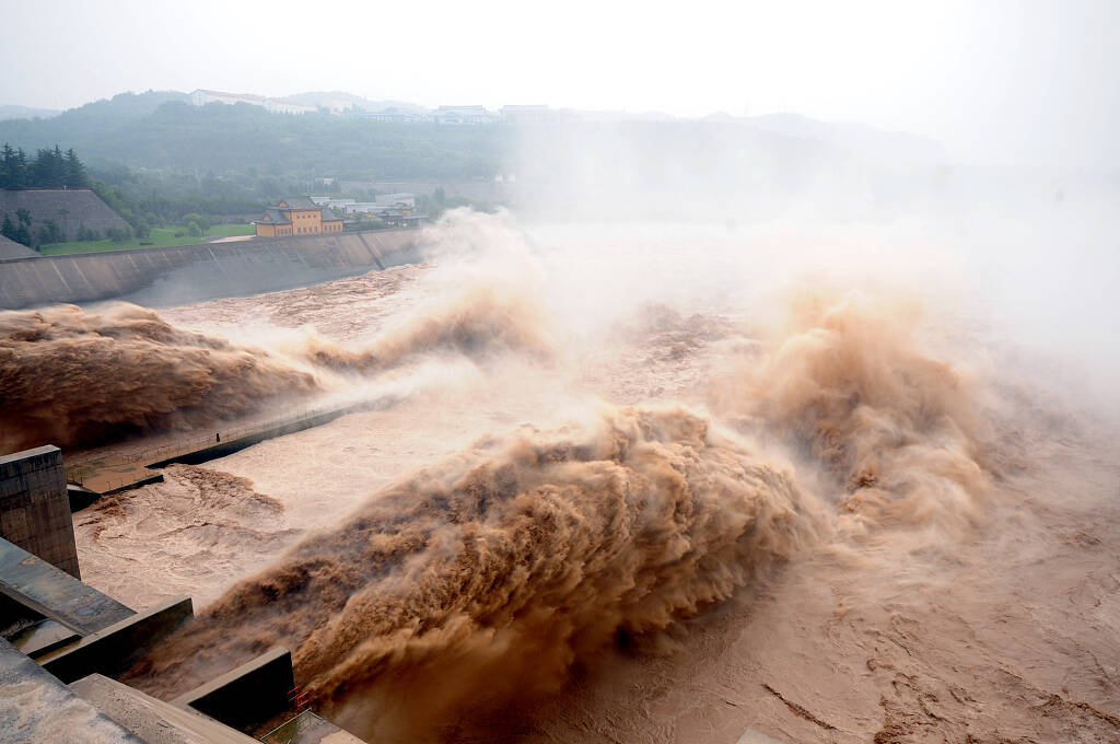 黄河小浪底水库泄洪现场