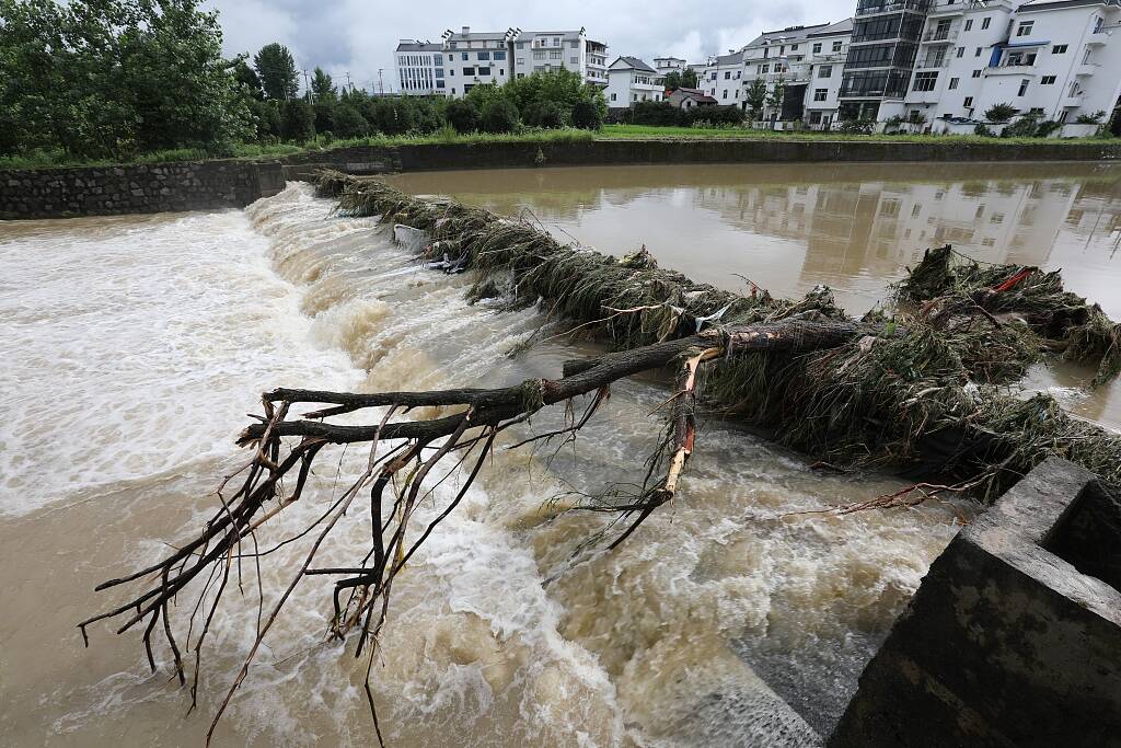 安徽宣城河水暴涨 民房进水农田被淹