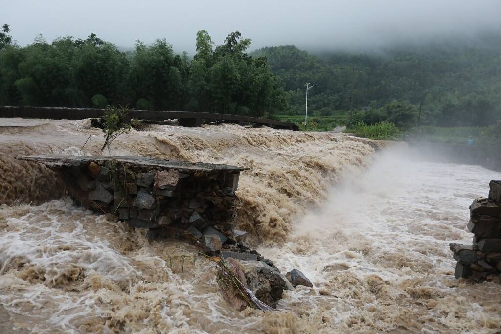 安徽宣城河水暴涨 民房进水农田被淹